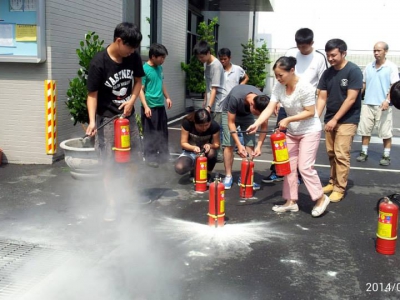 Practice to use fire extinguisher 20016